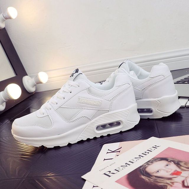 Update Style mu dengan Sepatu Putih Sneakers Wanita Update Style mu dengan Sepatu Putih Sneakers Wanita